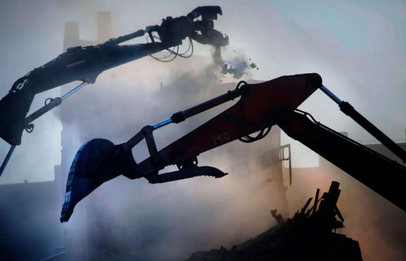 Operación industrial con equipo hidráulico en ambiente de trabajo.